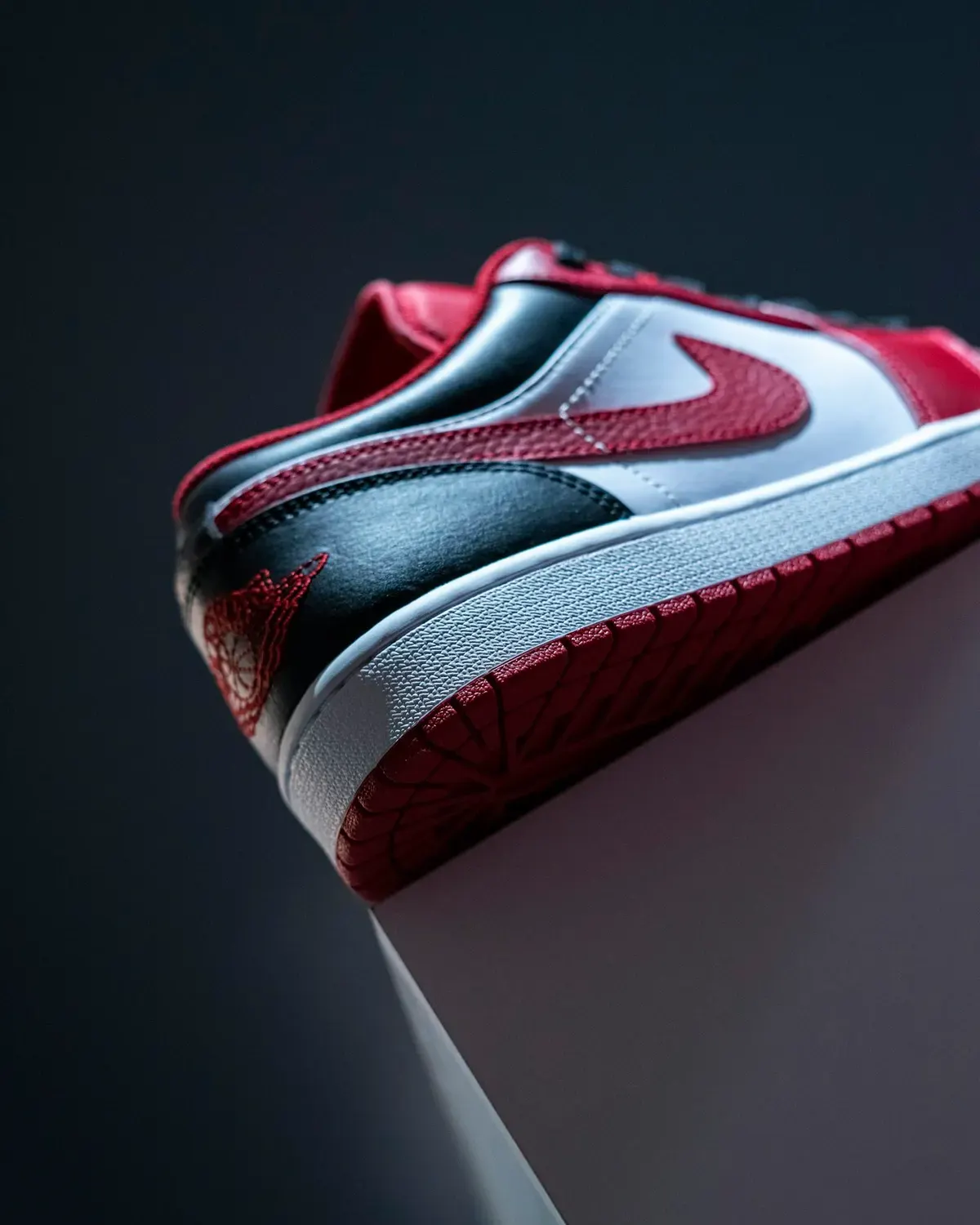 Air Jordan 1 High “Bred / Banned” thumbnail 4