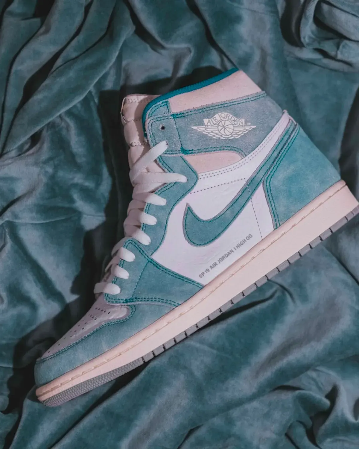 Air Jordan 1 High “Chicago” thumbnail 2
