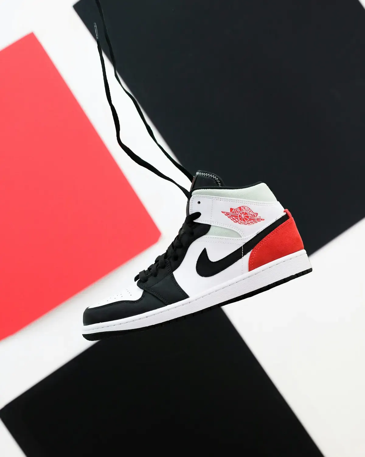 Air Jordan 1 High “Chicago” thumbnail 3
